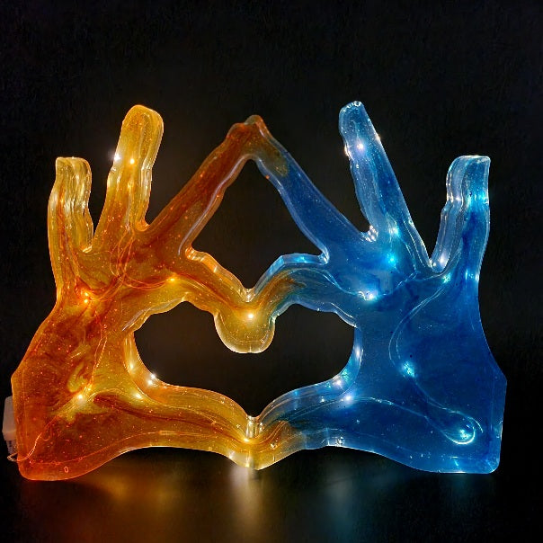 Escultura de Manos Unidas Creando un Corazón y con Luz, Diseños Únicos!