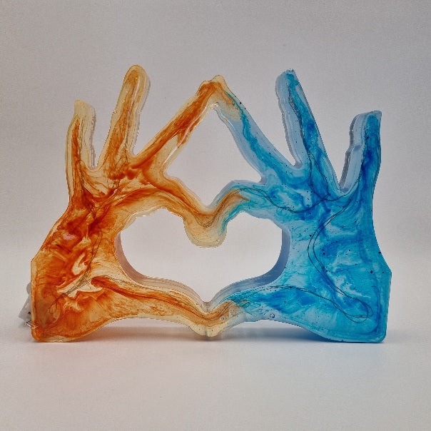 Escultura de Manos Unidas Creando un Corazón y con Luz, Diseños Únicos!