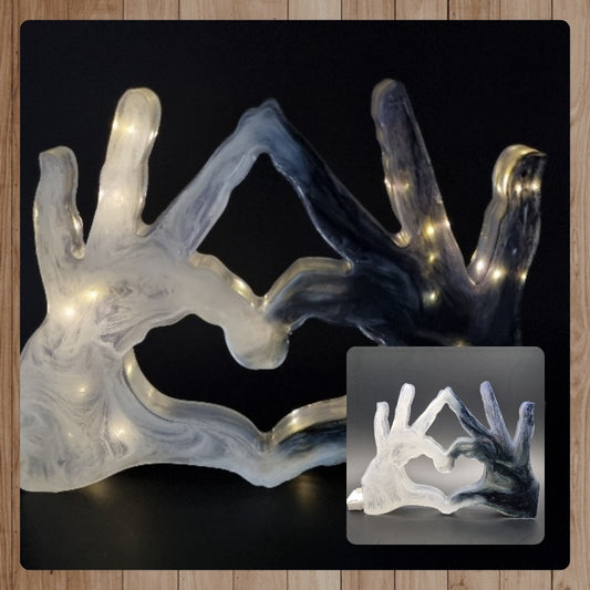 Escultura de Manos Unidas Creando un Corazón y con Luz, Diseños Únicos!