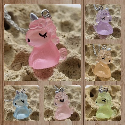 Collar Unicornio 3D de la Suerte Brilla en la Ocuridad