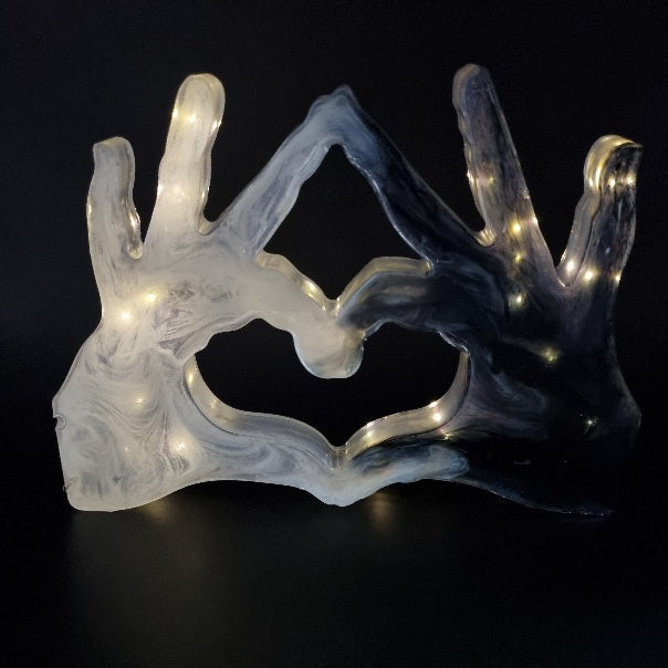 Escultura de Manos Unidas Creando un Corazón y con Luz, Diseños Únicos!
